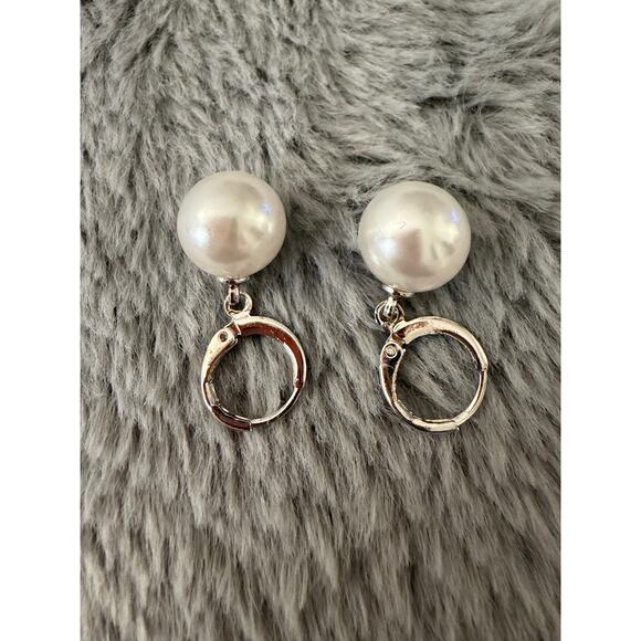 Elegant Silver Pearl Earrings - Picture 4 of 5